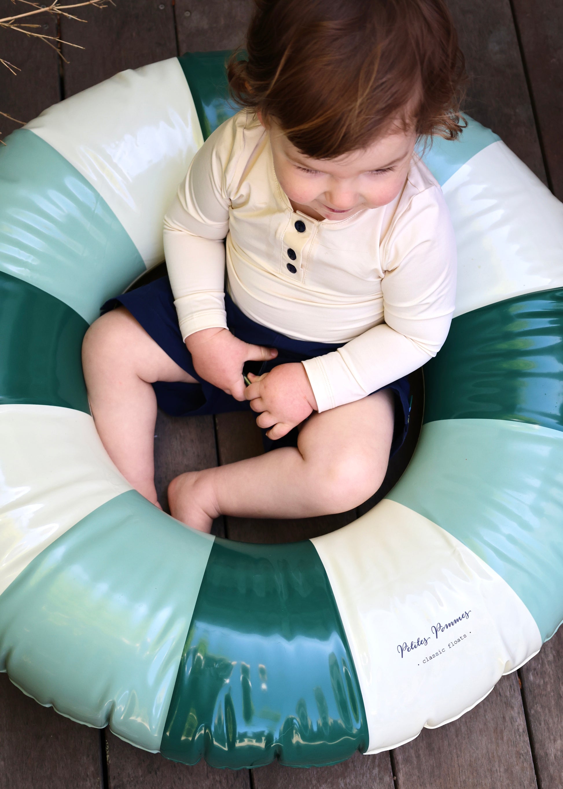 Bébé garçon portant l'ensemble anti-UV Orso et Matthieu Deep Blue Loumio Paris, parfait pour une journée au soleil