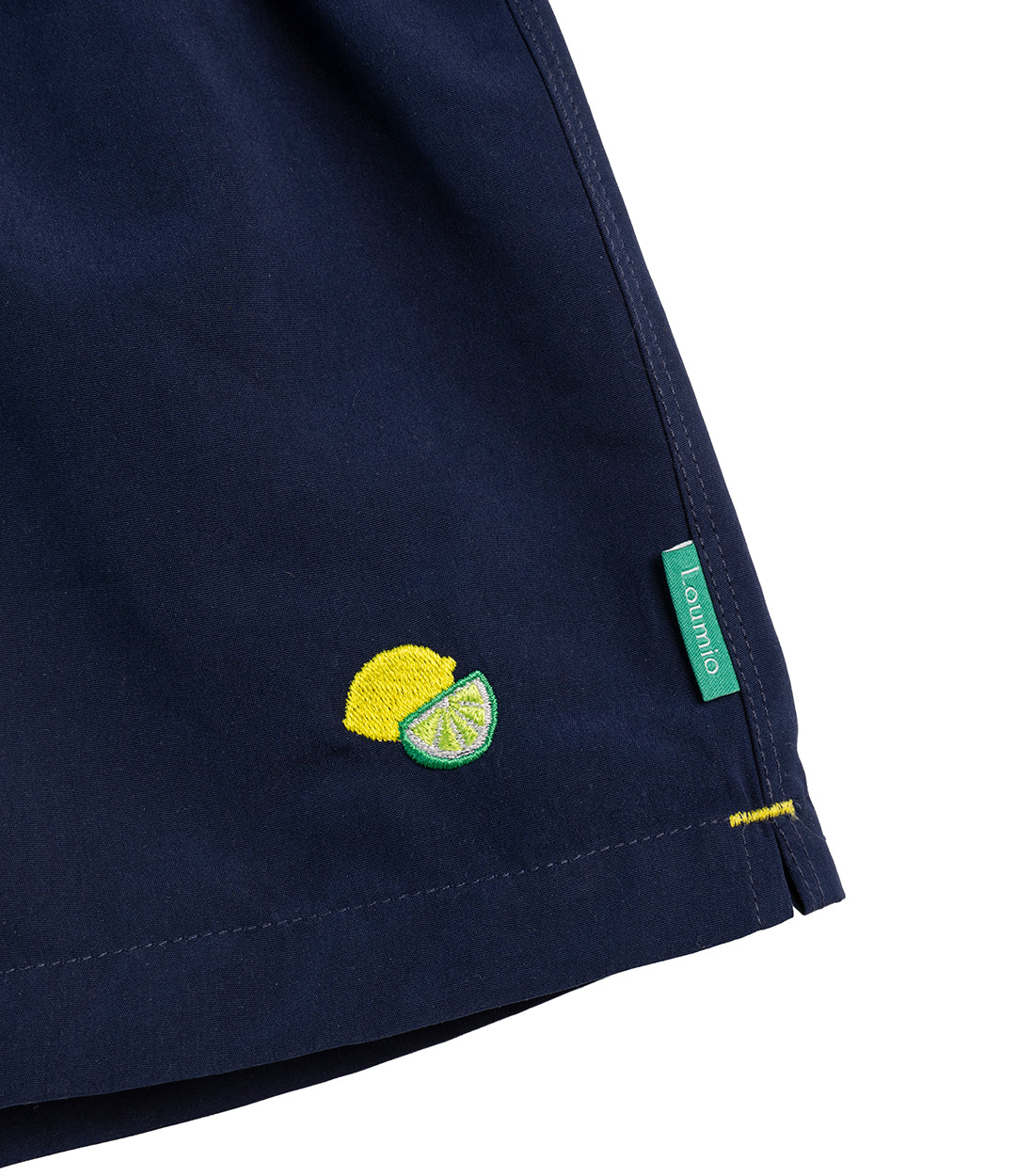 Short de bain garçon Orso Deep Blue – Détail broderie citrons, Loumio Paris