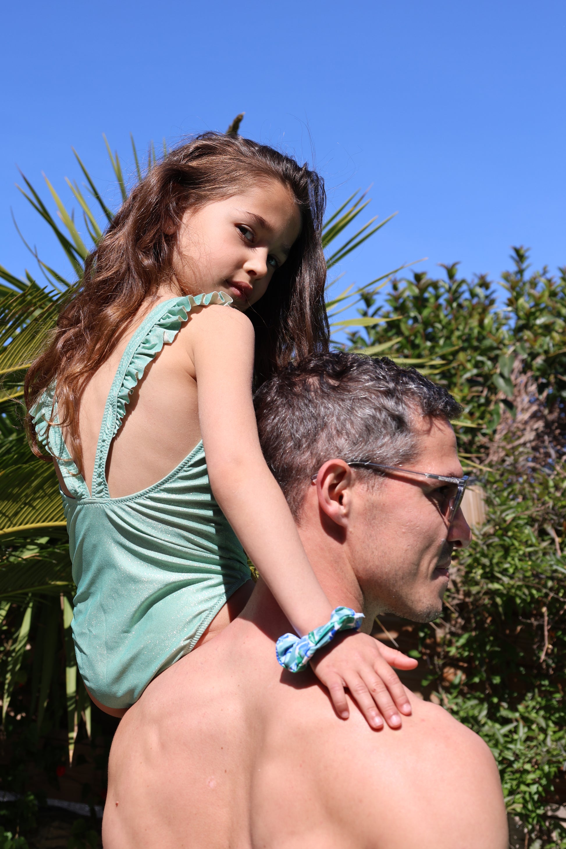père fille en maillot de bain Léa aqua scintillant