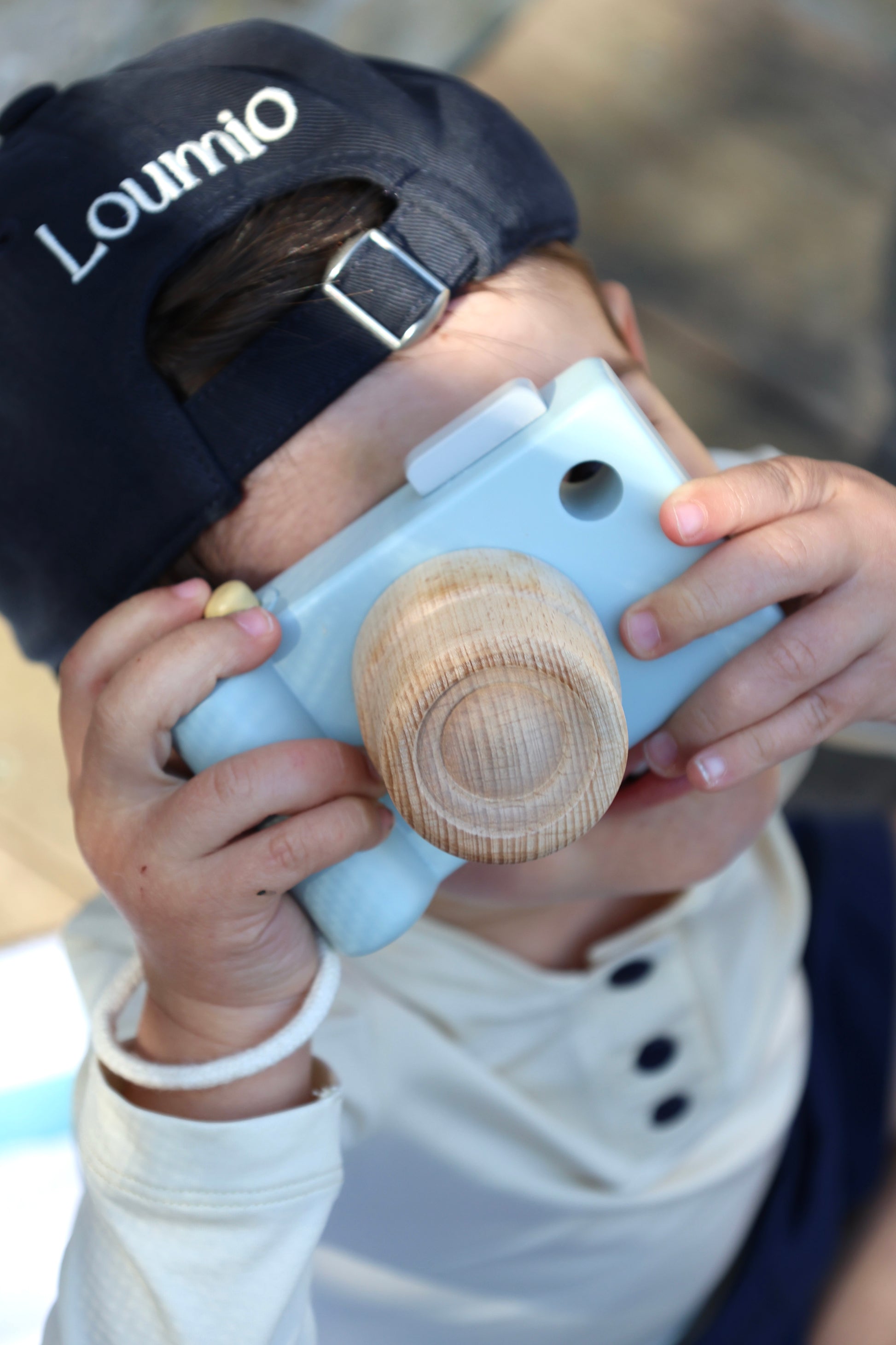 Zoom sur la casquette marine Loumio Paris, l'accessoire idéal pour se protéger du soleil avec style