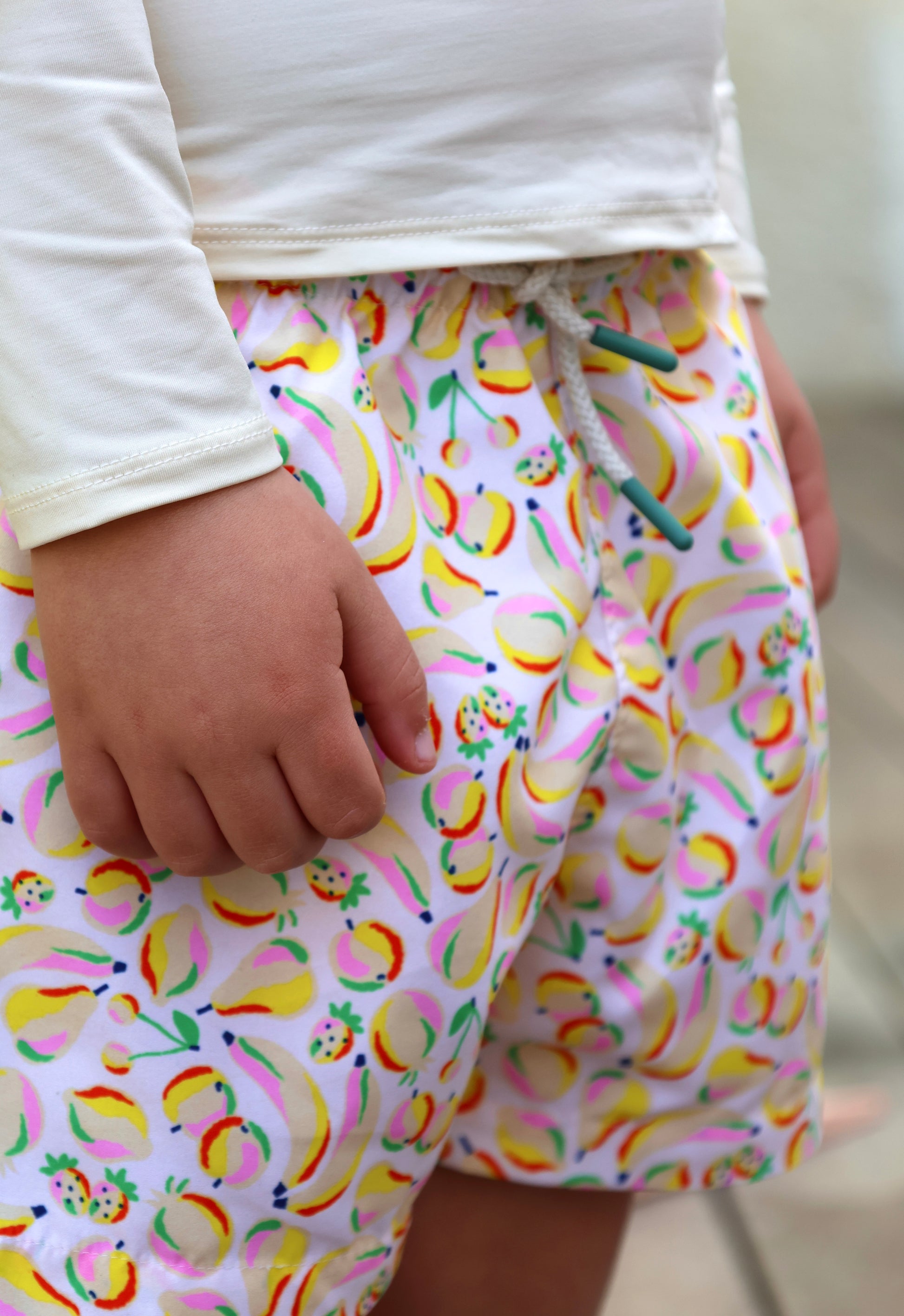 Zoom sur le short de bain garçon Smoothie Loumio Paris, parfait pour les journées ensoleillées à la plage.