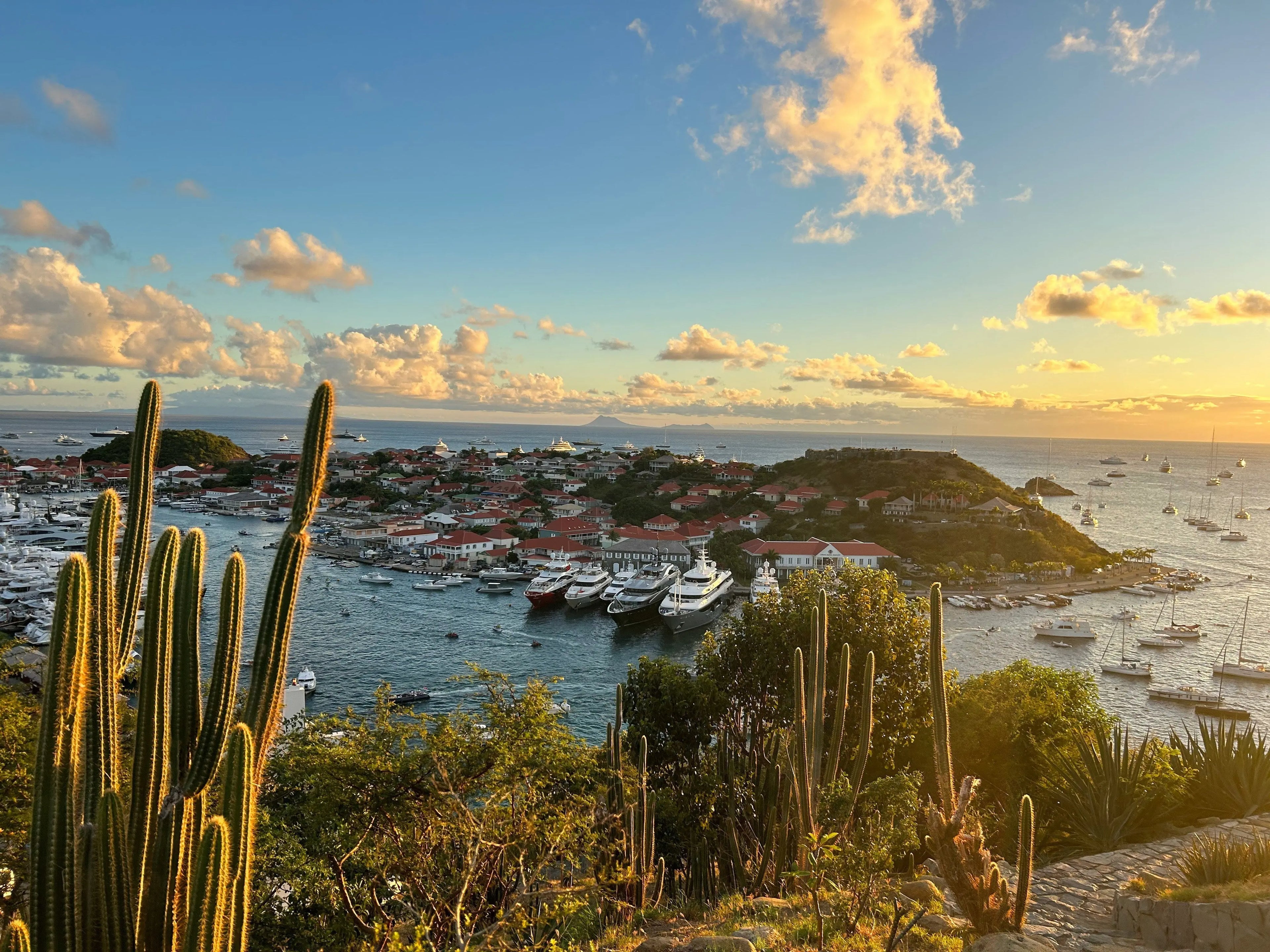 Quels maillots de bain choisir pour des vacances à Saint-Barth ? - Loumio Paris