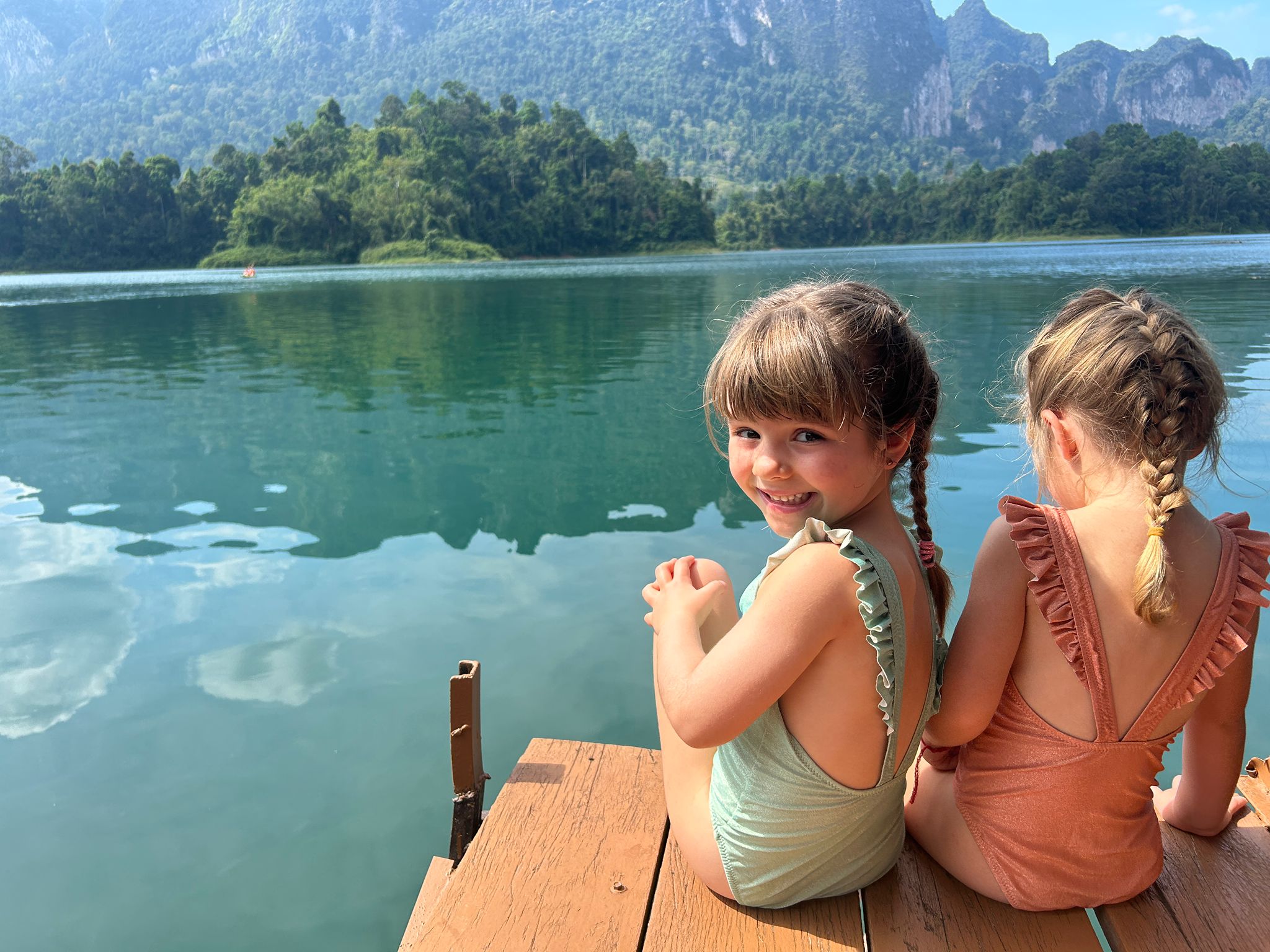 deux petites filles sur un quai portant des maillots de bain Loumio Paris