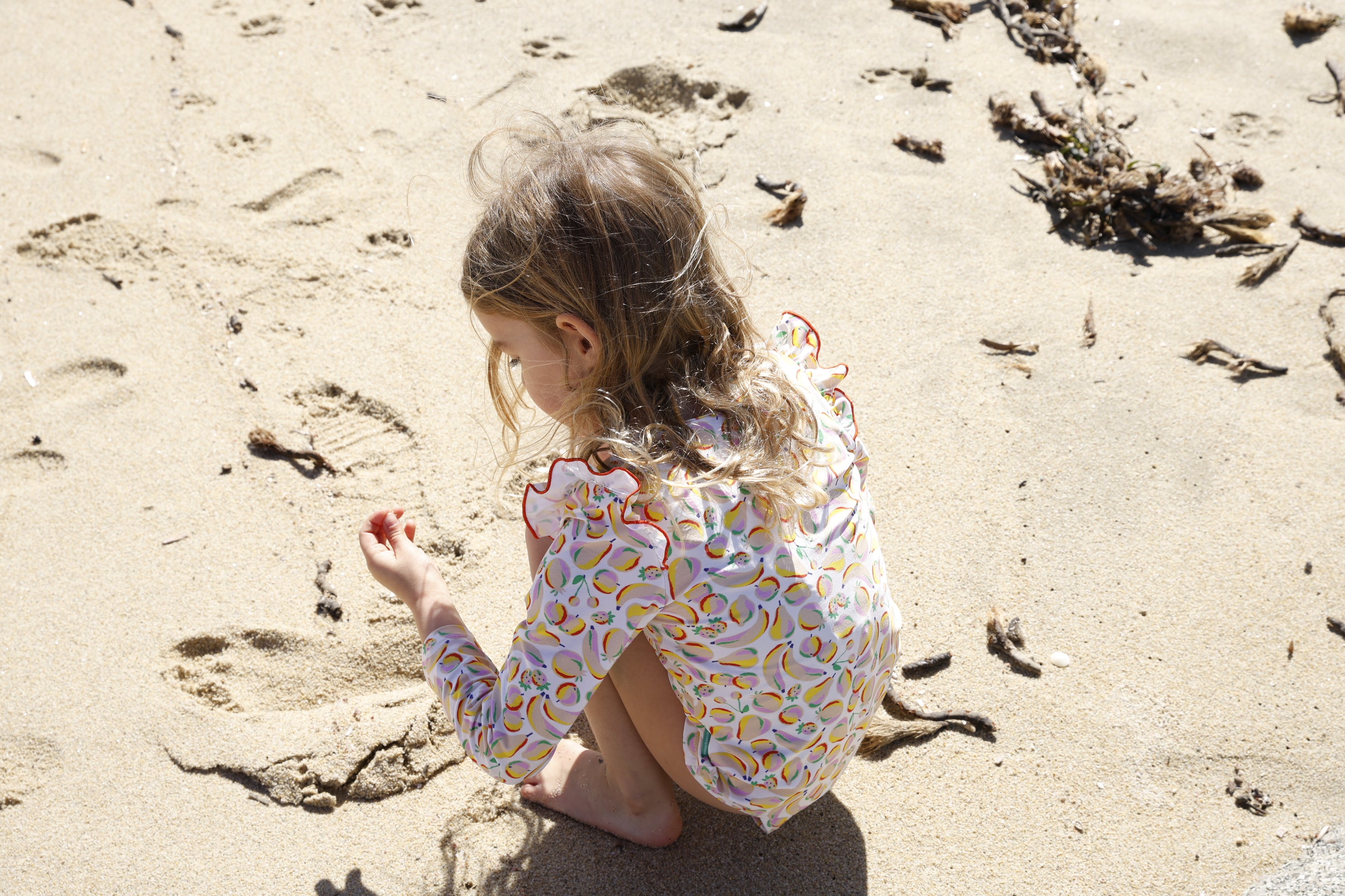 petite fille sur la plage en lycra Loumio