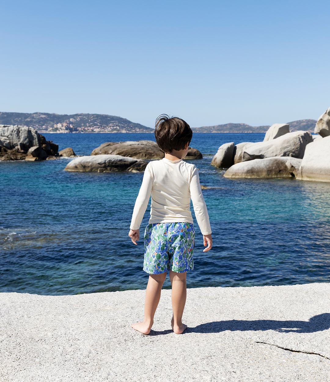 L'ensemble maillot de bain et haut anti-UV garçon