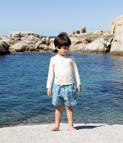 L'ensemble maillot de bain et haut anti-UV garçon