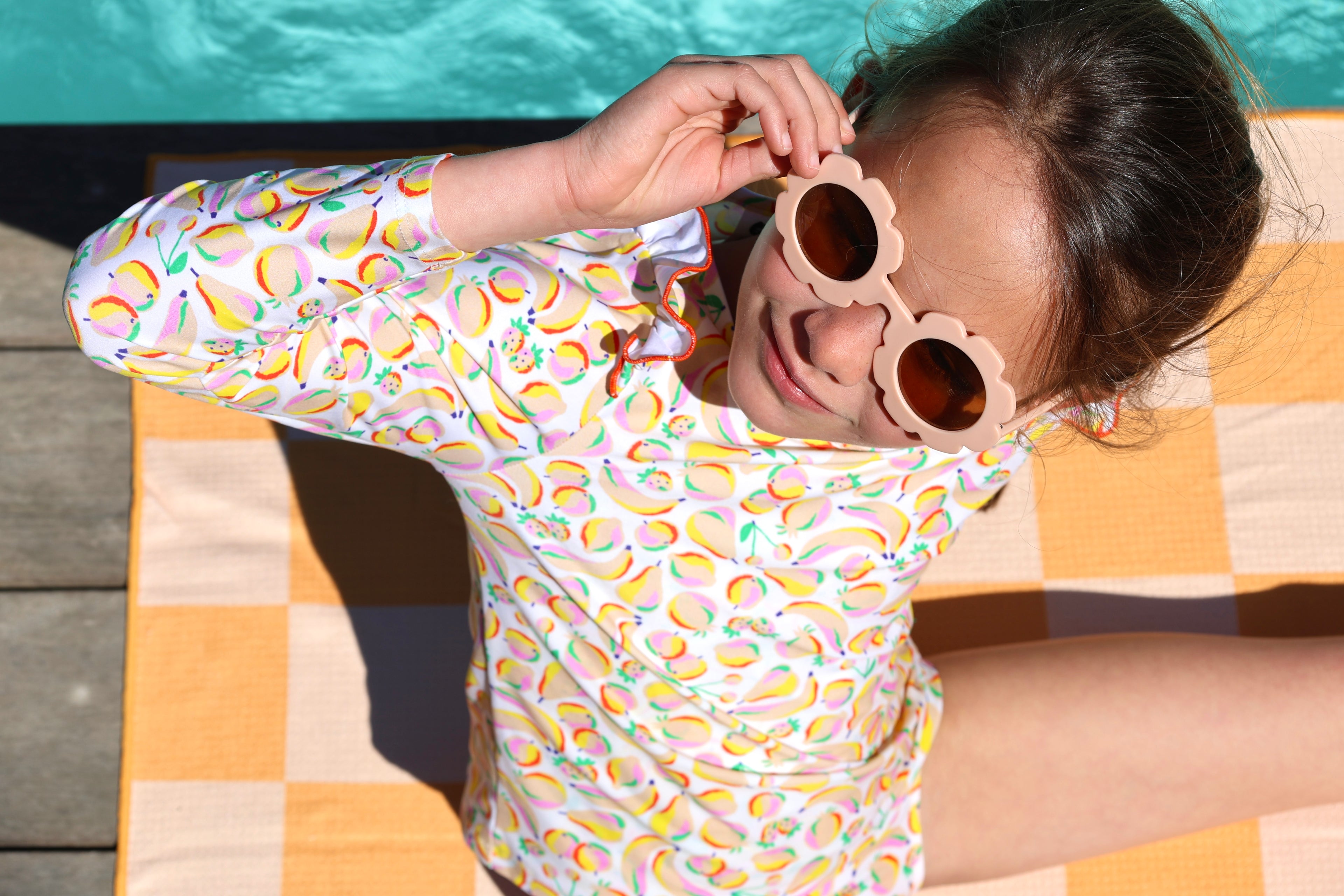 Fille portant le haut anti-UV Eleonore Smoothie Loumio Paris, idéal pour se protéger du soleil lors des journées estivales